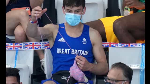 Britânico termina cardigã que tricotou na Olimpíada e mostra resultado nas redes