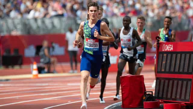 Norueguês quebra recorde olímpico e vence 1.500 m em Tóquio