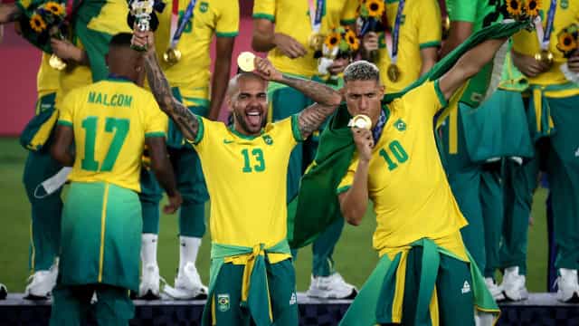 ‘É um momento indescritível’, diz Daniel Alves após a conquista do ouro olímpico