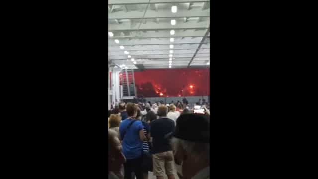 Vídeo capta resgate de pessoas de ilha de Eubeia, consumida pelas chamas