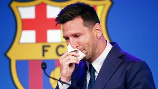 Lenço usado por Messi na despedida ao Barcelona é ofertado por R$ 5 milhões