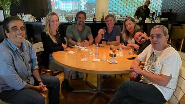 Marcos Mion brinda com Boninho após contratação pela Globo