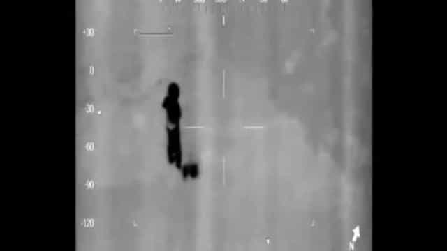 Menina desaparecida encontrada deitada em campo por câmera de helicóptero