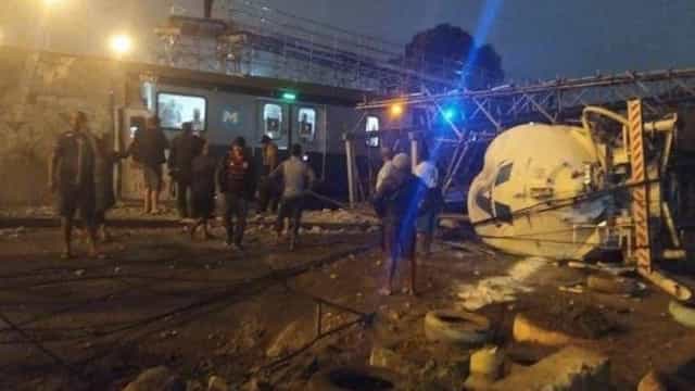 Caminhão de gás derruba passarela sobre linha de metrô no Rio