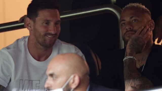 Messi é apresentado à torcida do PSG no Parque dos Príncipes