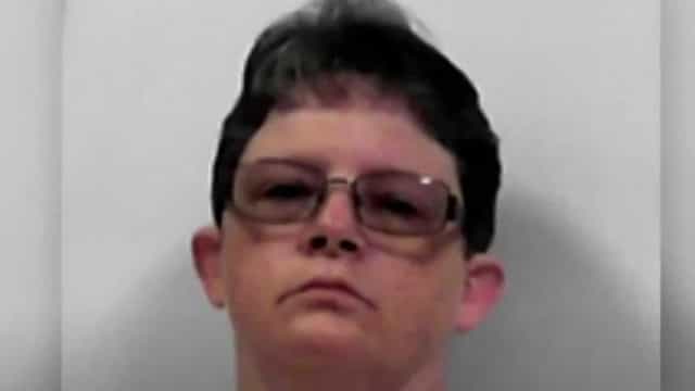 Enfermeira dá injeções letais a idosos e observa as vítimas morrerem