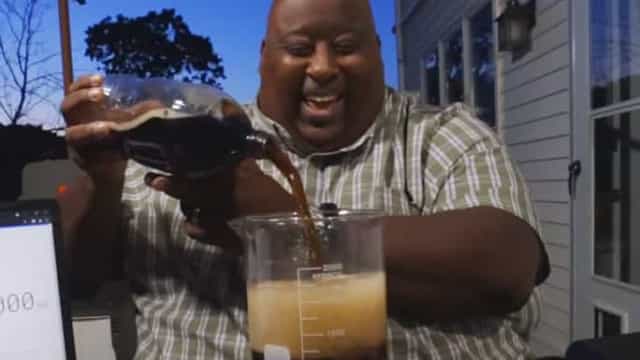 Homem bate recorde ao beber dois litros de refrigerante em 18 segundos