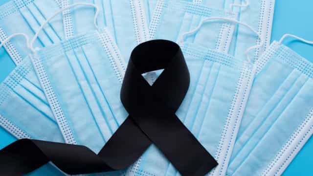 Viúvo de vítima da Covid aguardou por um mês a mulher em gramado em MT