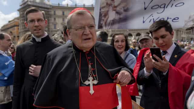 Cardeal ultraconservador que era contra vacinas está internado e intubado