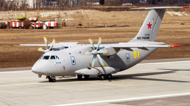 Aposta de Putin, novo avião de transporte pega fogo, cai e mata 3