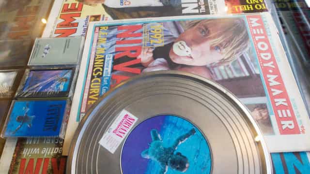Bebê da capa do disco do Nirvana processa banda ao acusá-la de exploração sexual