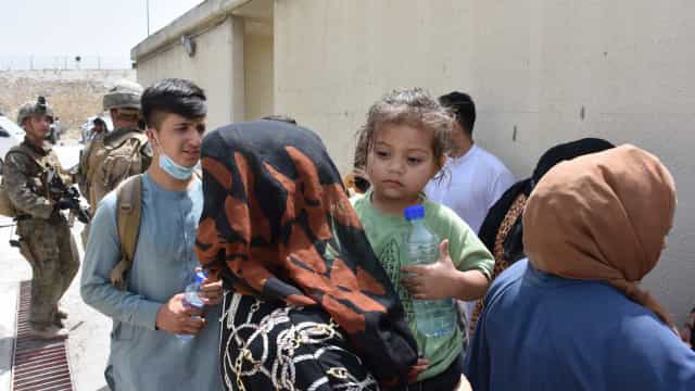 Afegãos relatam violência de talibãs contra quem tenta fugir