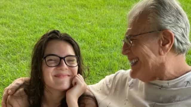‘Saudades’, afirma Nora de Tarcísio Meira ao compartilhar foto de ator com neta