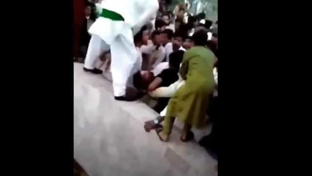 Mulher agredida por multidão no Paquistão enquanto gravava TikTok