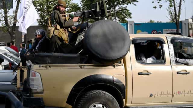 Relatos de repressão a jornalistas contradizem promessa de moderação do Talibã