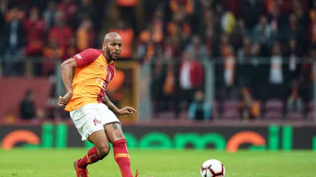 Zagueiro brasileiro pega 8 jogos de gancho por agredir companheiro na Turquia