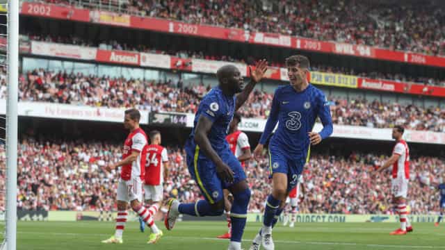 Lukaku brilha no retorno ao Chelsea, com gol, bola na trave e vitória no clássico
