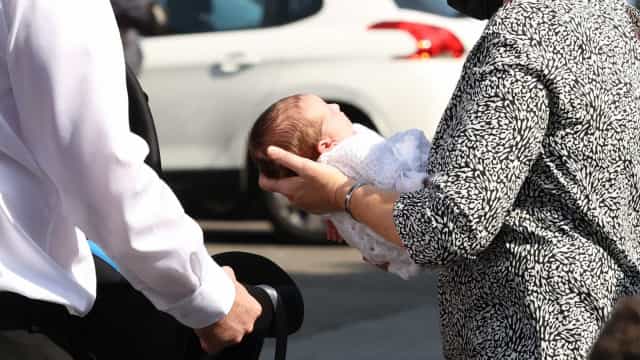 Bebê acompanha cortejo fúnebre da mãe que morreu de Covid-19 após parto