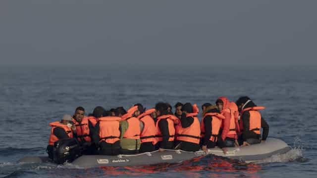 Mais de 800 migrantes são interceptados no Canal da Mancha em um dia