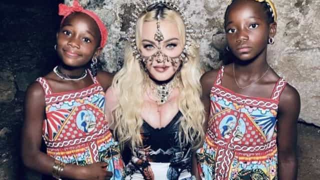 Madonna comemora aniversário das filhas gêmeas com fotos no Instagram