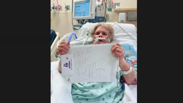No hospital, mulher que não se vacinou pede: "Tomem o raio da vacina"