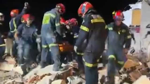 Jovem é encontrado com vida após queda de prédio. Veja imagens do resgate