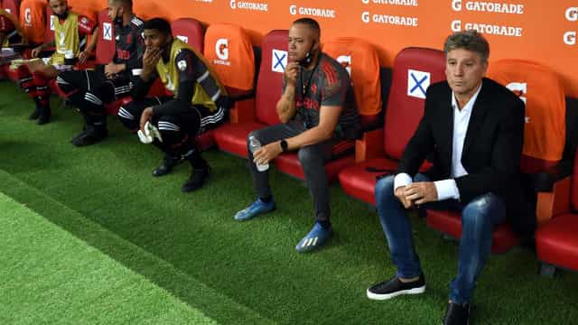 Com um a menos, Fla goleia Grêmio fora e fica perto da semi da Copa do Brasil