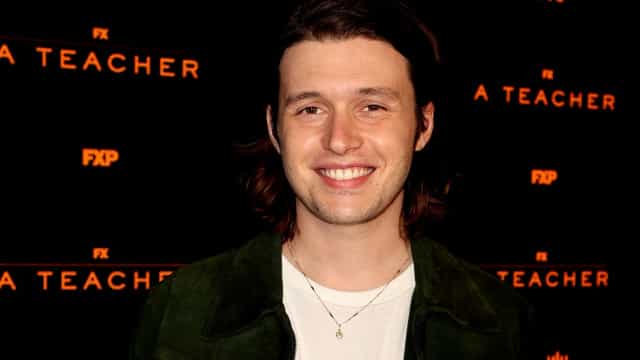 ‘Love, Victor’ acrescenta obstáculos a romance centrado em jovem gay