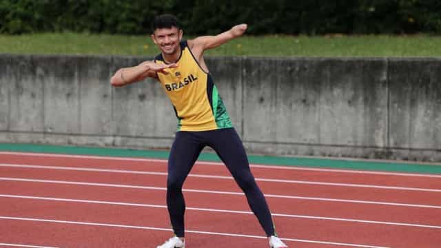 Petrúcio Ferreira é bicampeão nos 100m e quebra recorde na Tóquio 2020