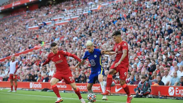 Com um a menos durante 2° tempo, Chelsea resiste à pressão e empata com Liverpool