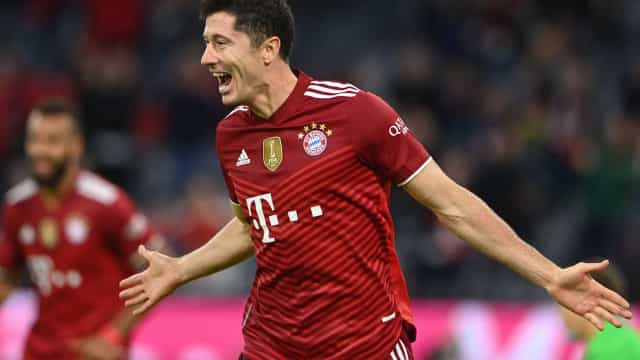 Lewandowski passa de 300 gols pelo Bayern e comanda goleada com hat-trick
