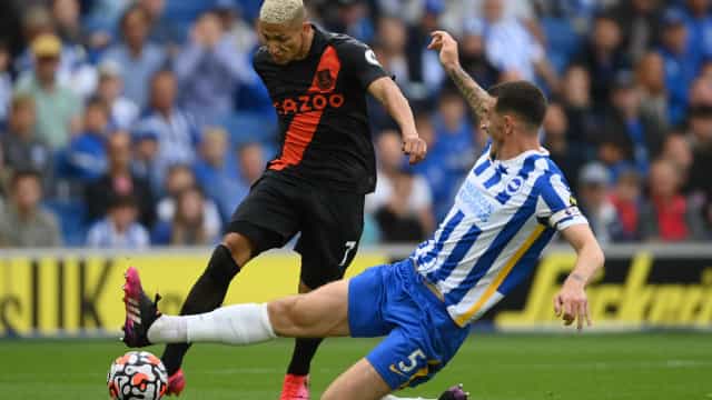 Richarlison discute com companheiro de Everton para definir batedor de pênalti