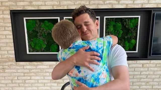 Michael Bublé presta sentida homenagem ao seu "herói", o filho
