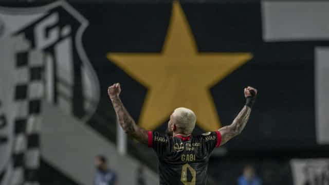 Gabigol faz gols, provoca e comanda goleada do Flamengo sobre o Santos