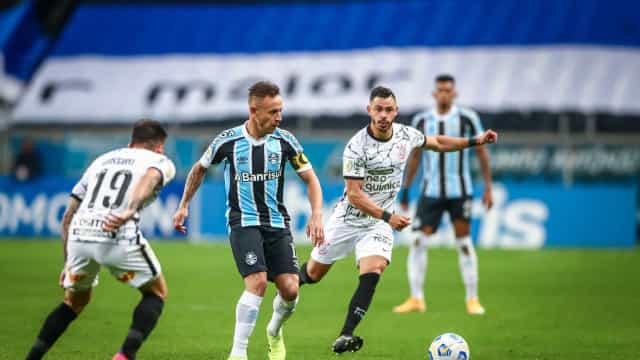 Corinthians vence com gol de Jô e mantém Grêmio na zona de rebaixamento