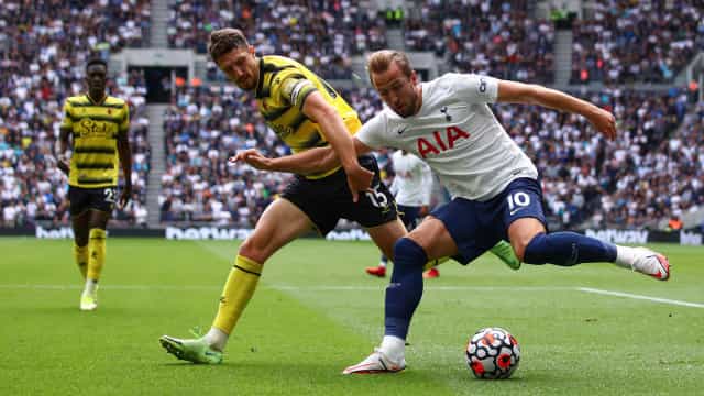 Na volta de Kane ao time titular, Tottenham supera o Watford e lidera o Inglês