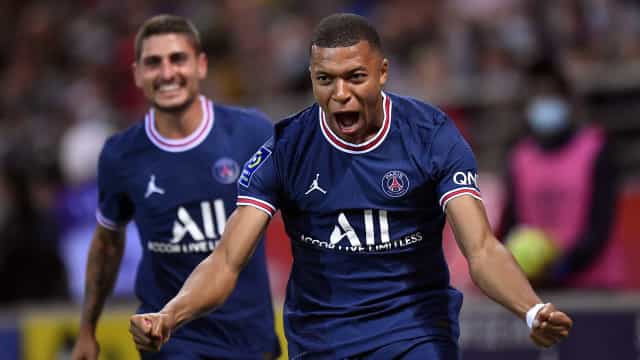 Na mira do Real, Mbappé rouba a cena em vitória do PSG no dia da estreia de Messi