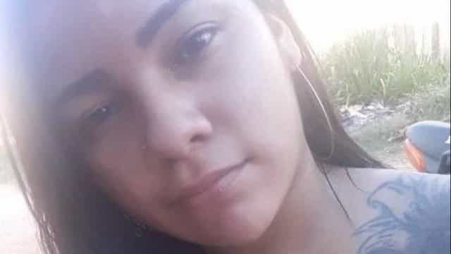 Jovem morre após receber descarga elétrica de celular conectado à tomada