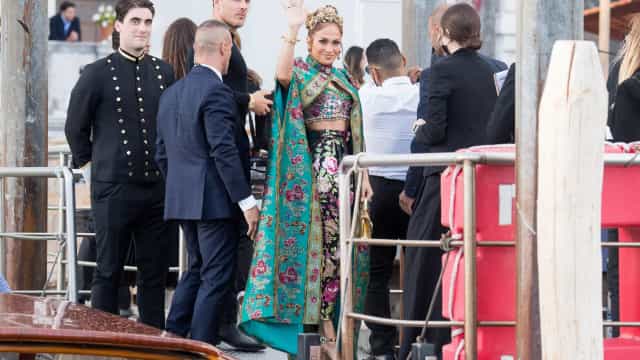 Que arraso! Jennifer Lopez em Veneza com combinado floral Dolce&Gabbana