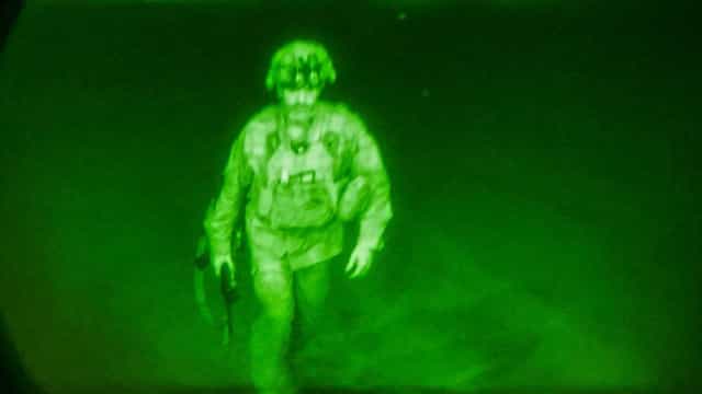 Donahue foi o último militar a sair de Cabul. Momento ficou registrado