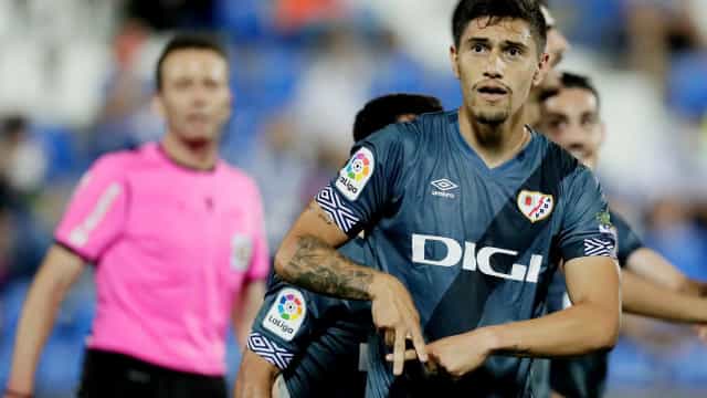 Com apoio de Carlos Sánchez, Santos contrata zagueiro uruguaio