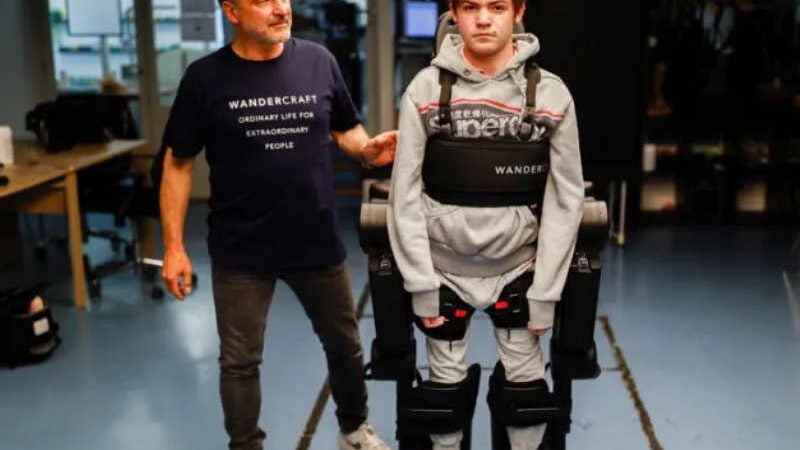 Pai cria exoesqueleto para filho se locomover sozinho