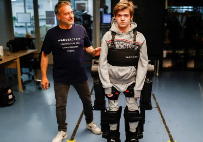 Pai cria exoesqueleto para filho se locomover sozinho