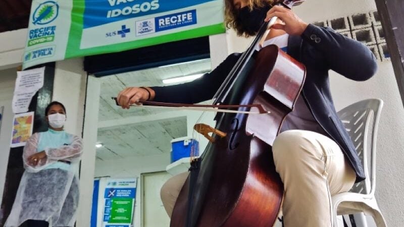 Músico toca em local de vacinação para agradecer imunização