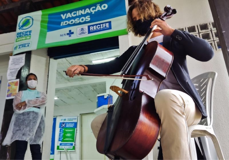 Músico toca em local de vacinação para agradecer imunização