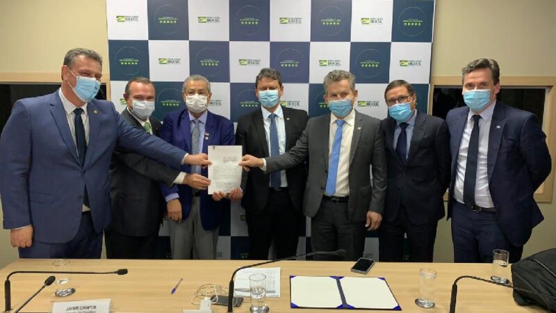 Governador e ministro assinam acordo que dá 100% de segurança jurídica para Ferrovia Estadual em MT