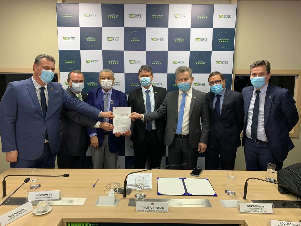 Governador e ministro assinam acordo que dá 100% de segurança jurídica para Ferrovia Estadual em MT