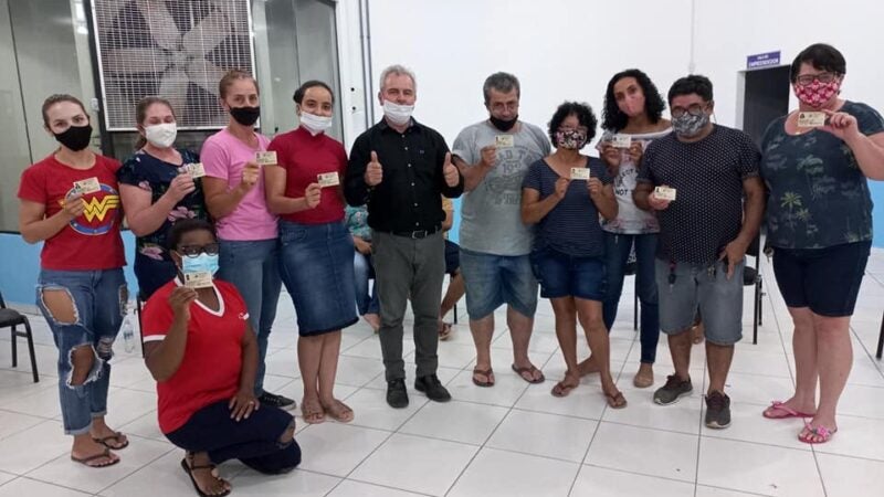 Profissionais do artesanato recebem a Carteira de Artesão em Guarantã do Norte