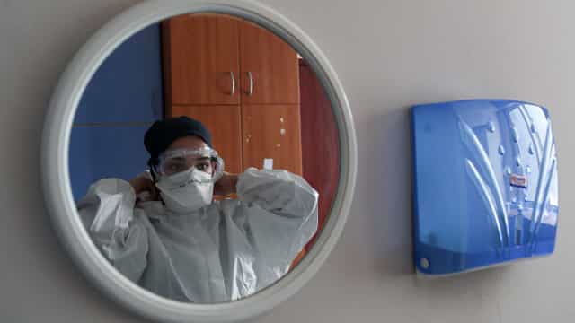 Pandemia já matou mais de 4,7 milhões de pessoas no mundo