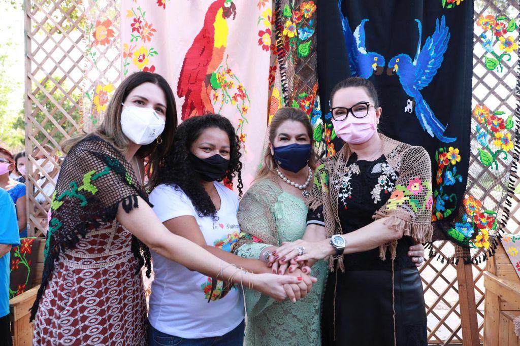 Primeira-dama Virginia Mendes leva estilista Martha Medeiros para conhecer trabalho das redeiras de Limpo Grande